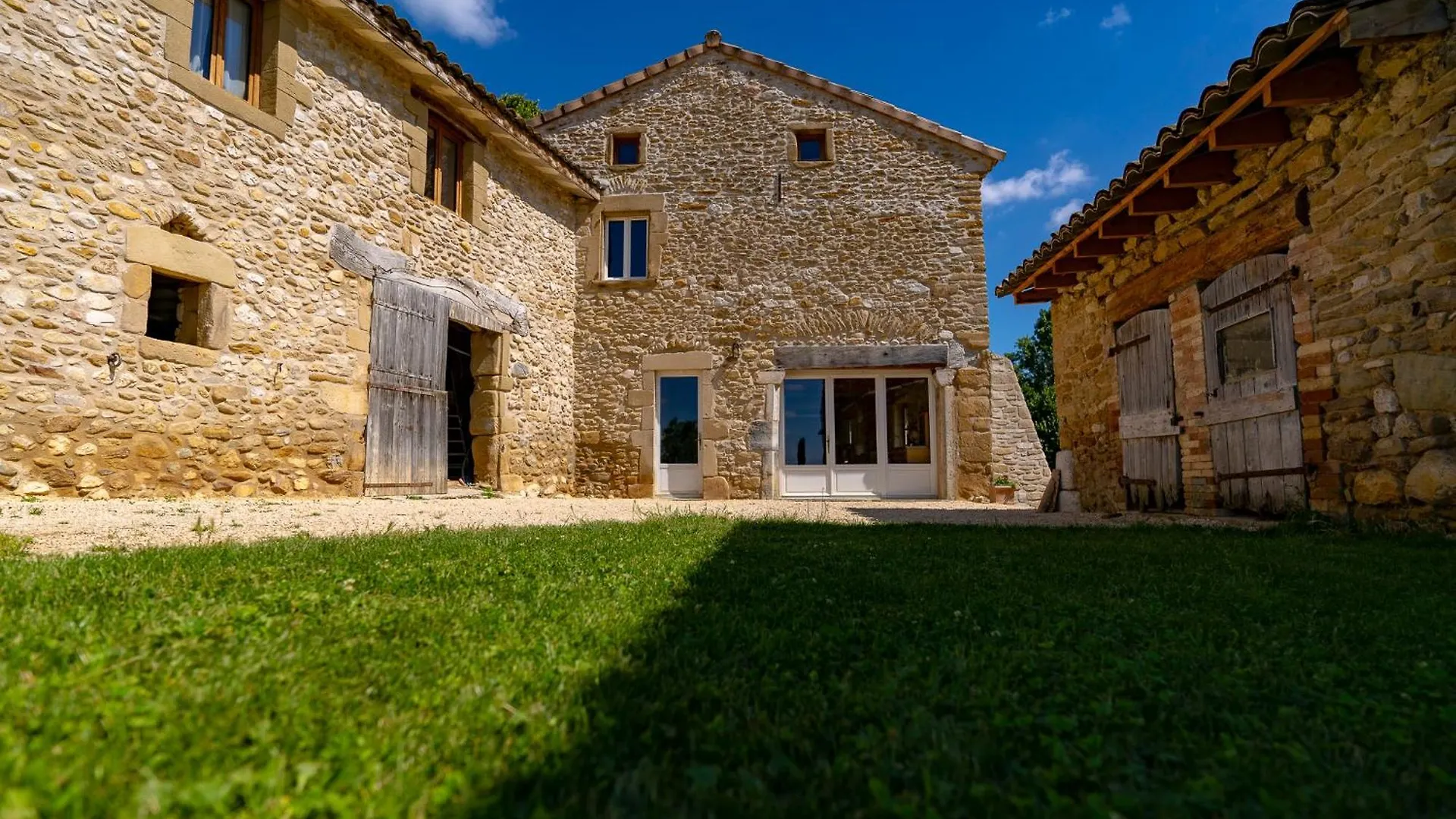 Le Petit Riousset, Gite A La Campagne, Piscine Bed & Breakfast Montvendre