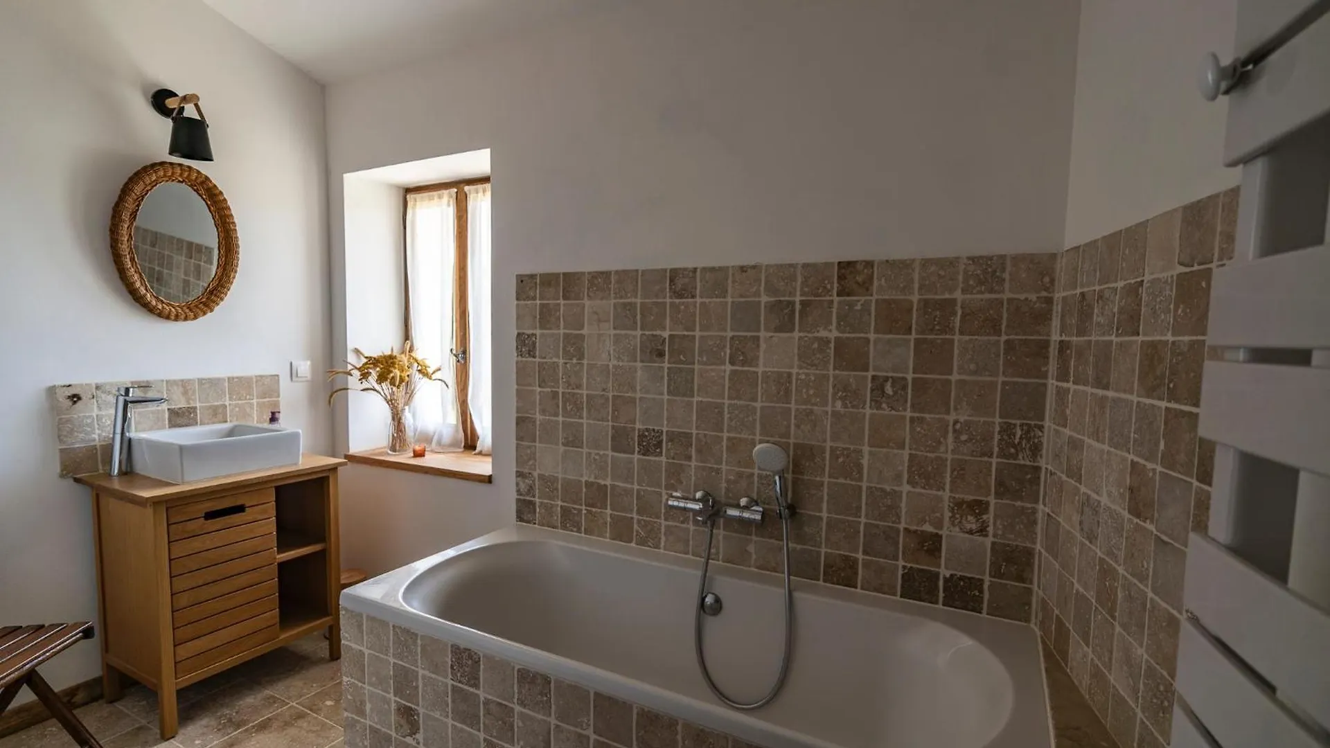Le Petit Riousset, Gite A La Campagne, Piscine Bed & Breakfast Montvendre